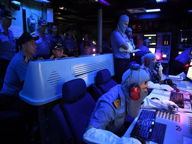 Deniz Kuvvetleri'nden nefes kesen tatbikat